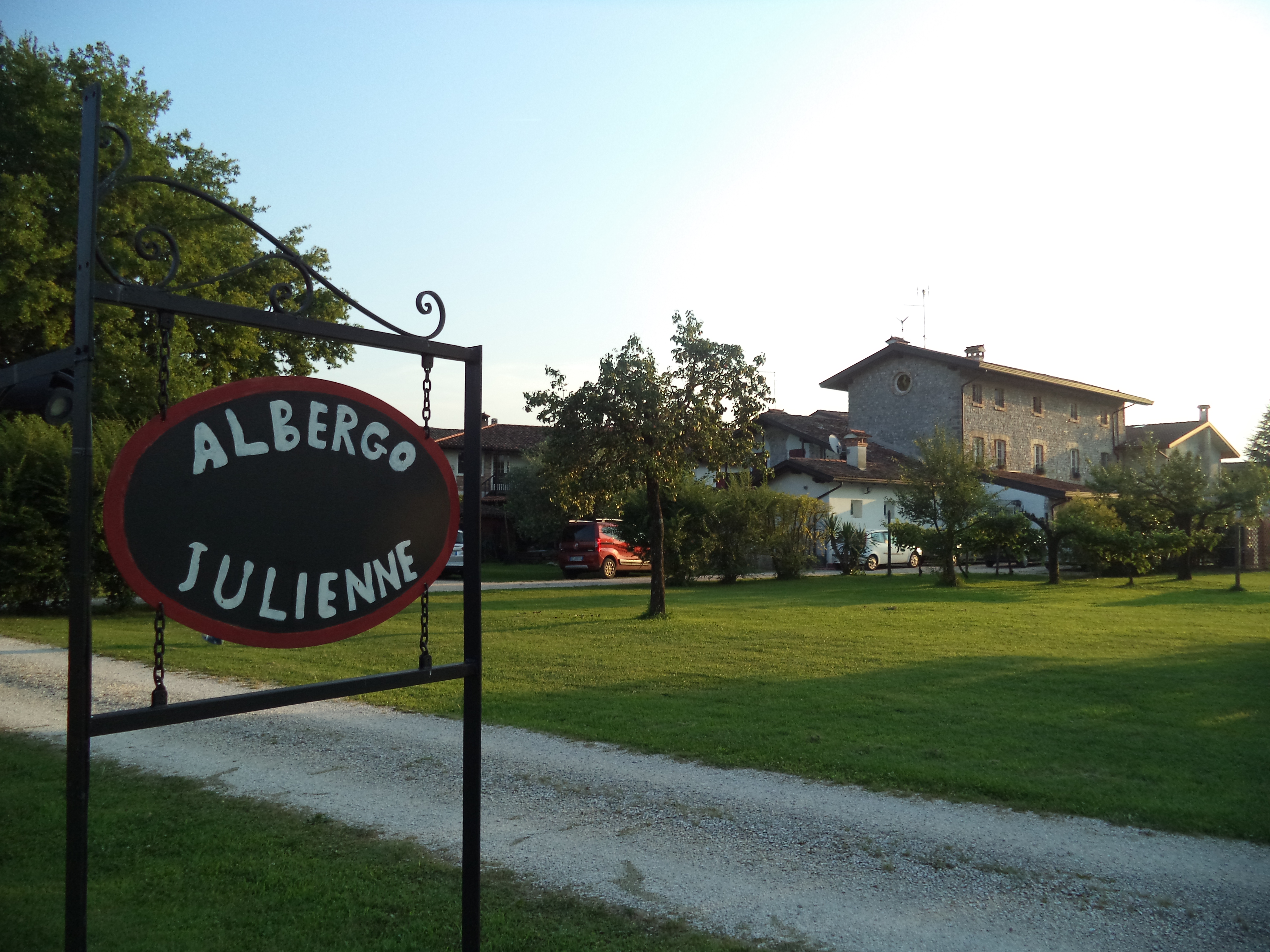 Al momento stai visualizzando Alvaro Vallar all’Albergo Julienne, 20 luglio, Arba (Pn) – PORDENONE POESIA COMMUNITY – foto