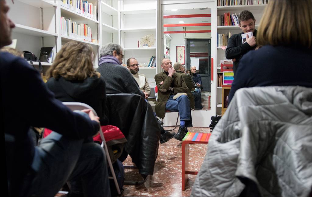 Al momento stai visualizzando Samuele Editore alla Biblioteca Elio Pagliarani – foto di Dino Ignani