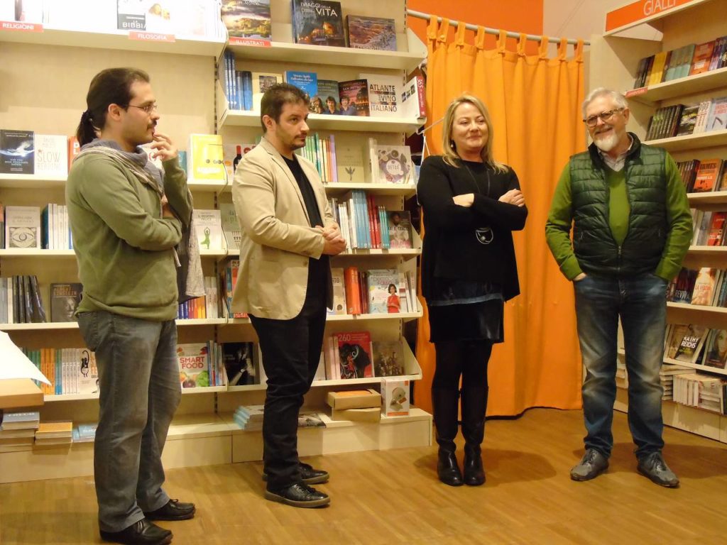 Scopri di più sull'articolo Maratona Poetica e Cena in libreria – foto