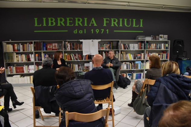 Scopri di più sull'articolo Affrontare la gioia da soli alla libreria Friuli, Udine – 13 novembre – foto
