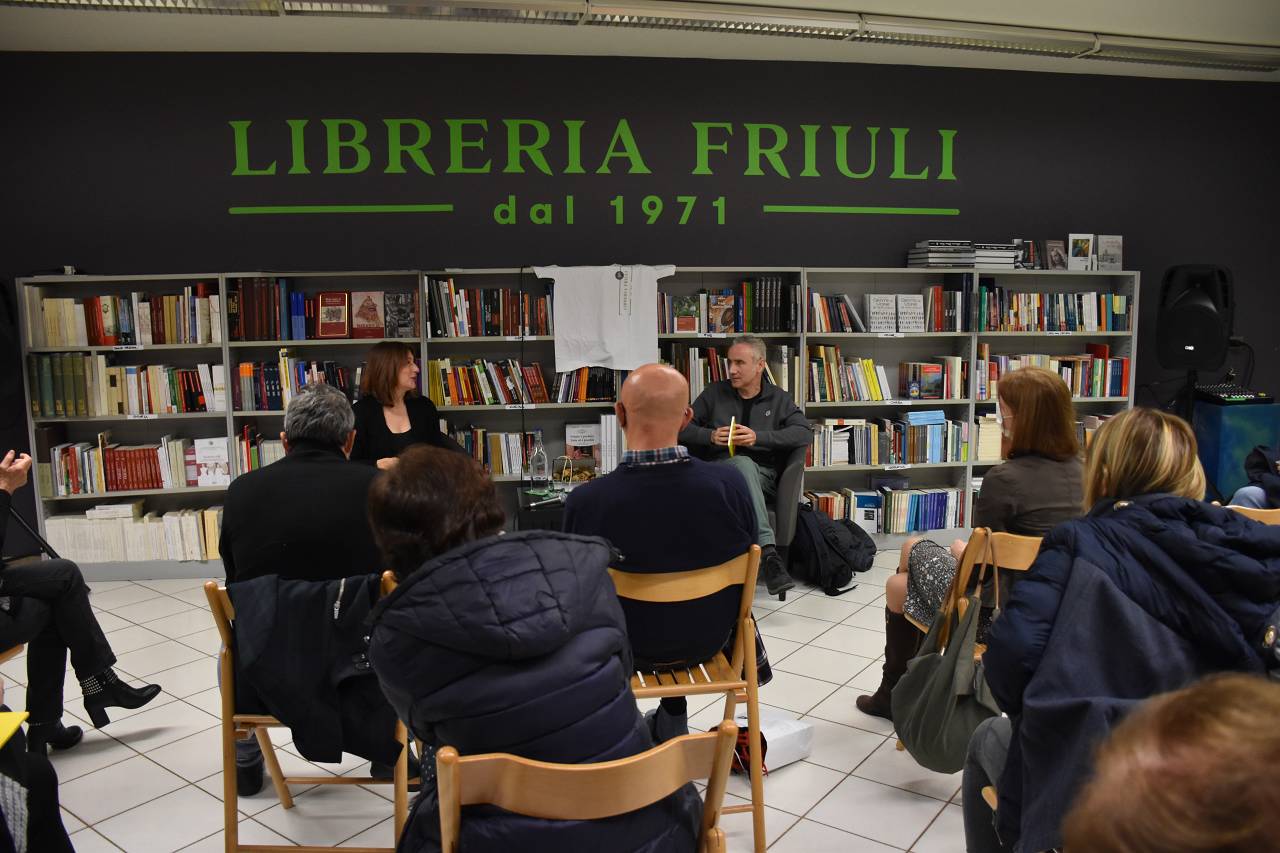 Al momento stai visualizzando Affrontare la gioia da soli alla libreria Friuli, Udine – 13 novembre – foto